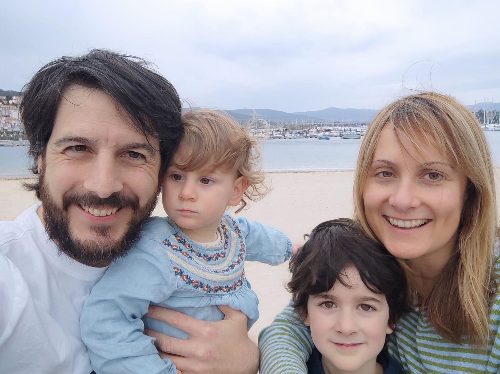 Juan Luis y Carla con sus hijos, Nora y Xabi, ayer por la tarde en Baiona.