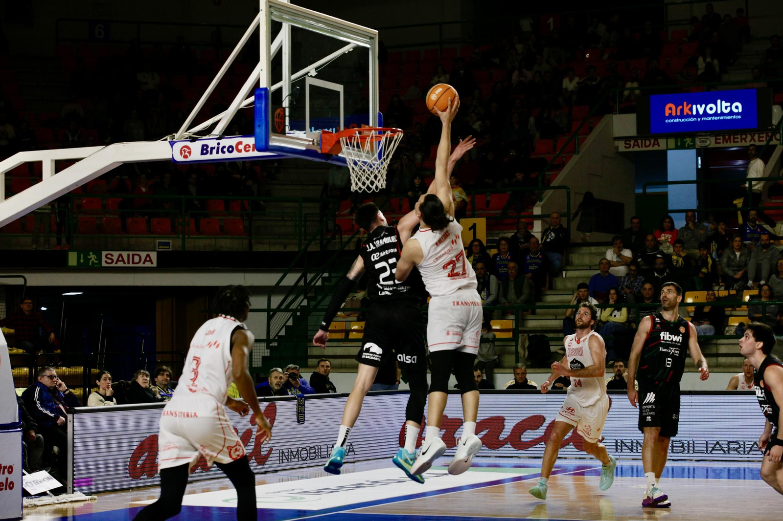 Martín Iglesias hace un gancho a canasta.