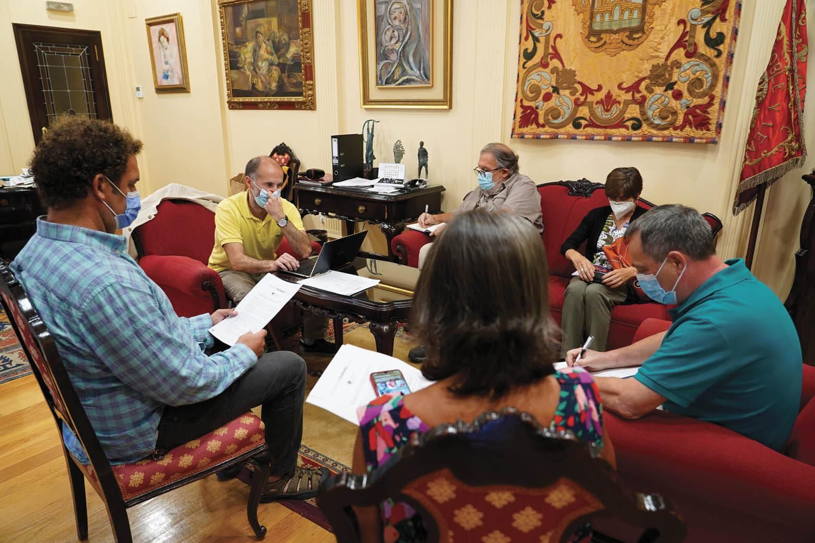 Jácome y los portavoces de la plataforma, reunidos en la casa consistori