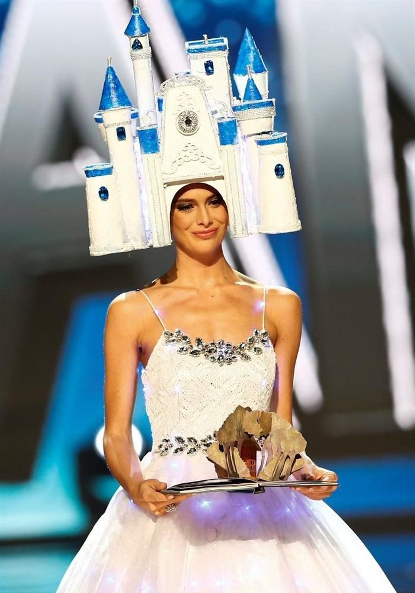 La candidata alemana a Miss Universo Johanna Acs desfila con su vestido nacional