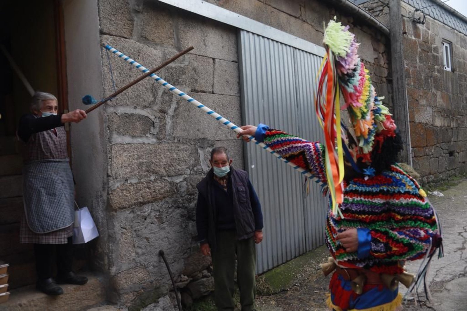 Boteiros recorren Vilariño de Conso (JOSÉ PAZ)