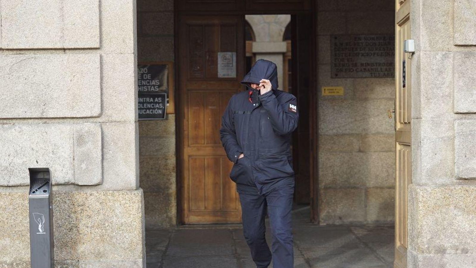 Uno de los testigos convocados a declarar, ayer a la salida de los Juzgados de Tui.