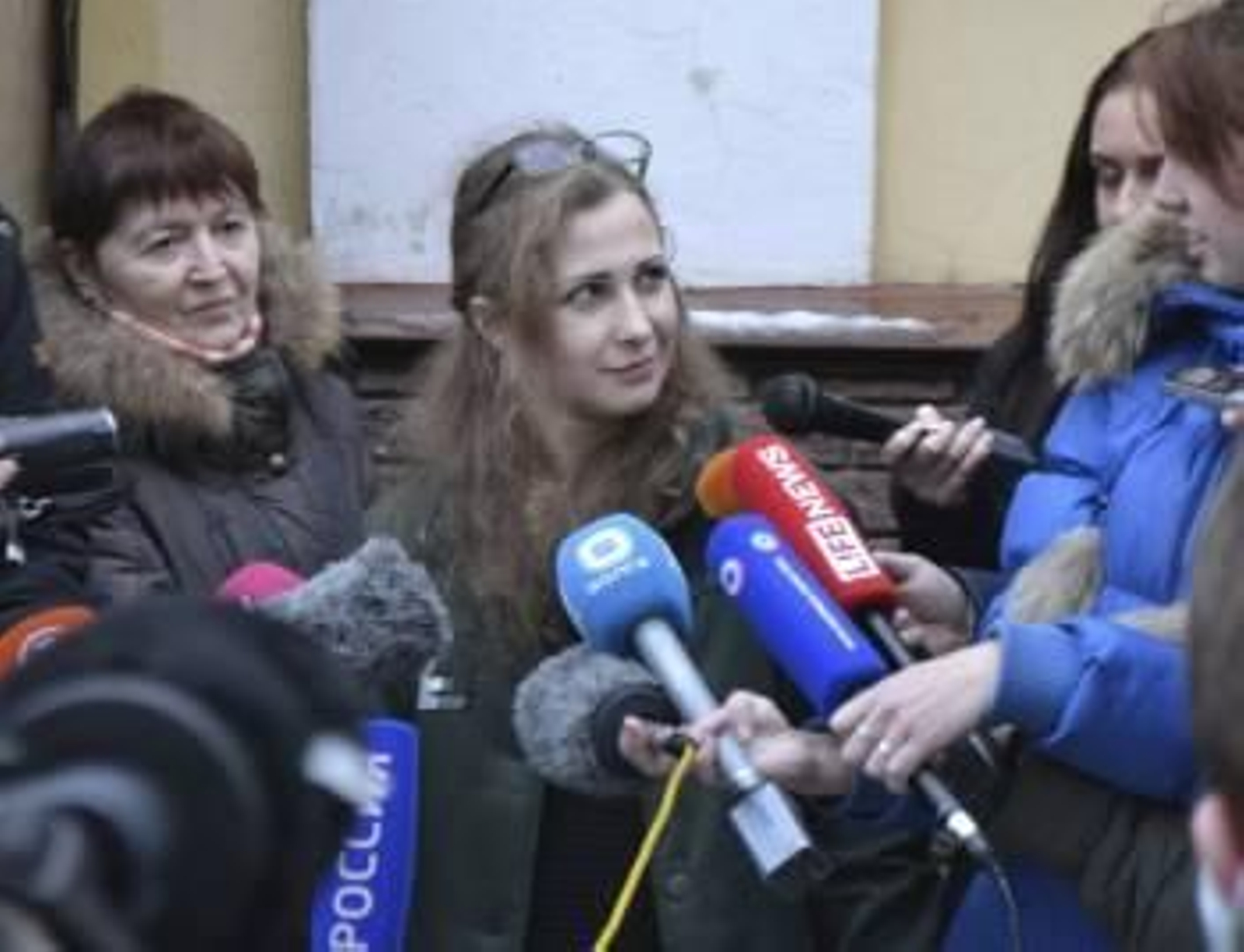 María Aliójina, tras su salida de la cárcel de Nizhny Novgorod, a 400 kilómetros de Moscú.  (Foto: IVAN ZHILTSOV)