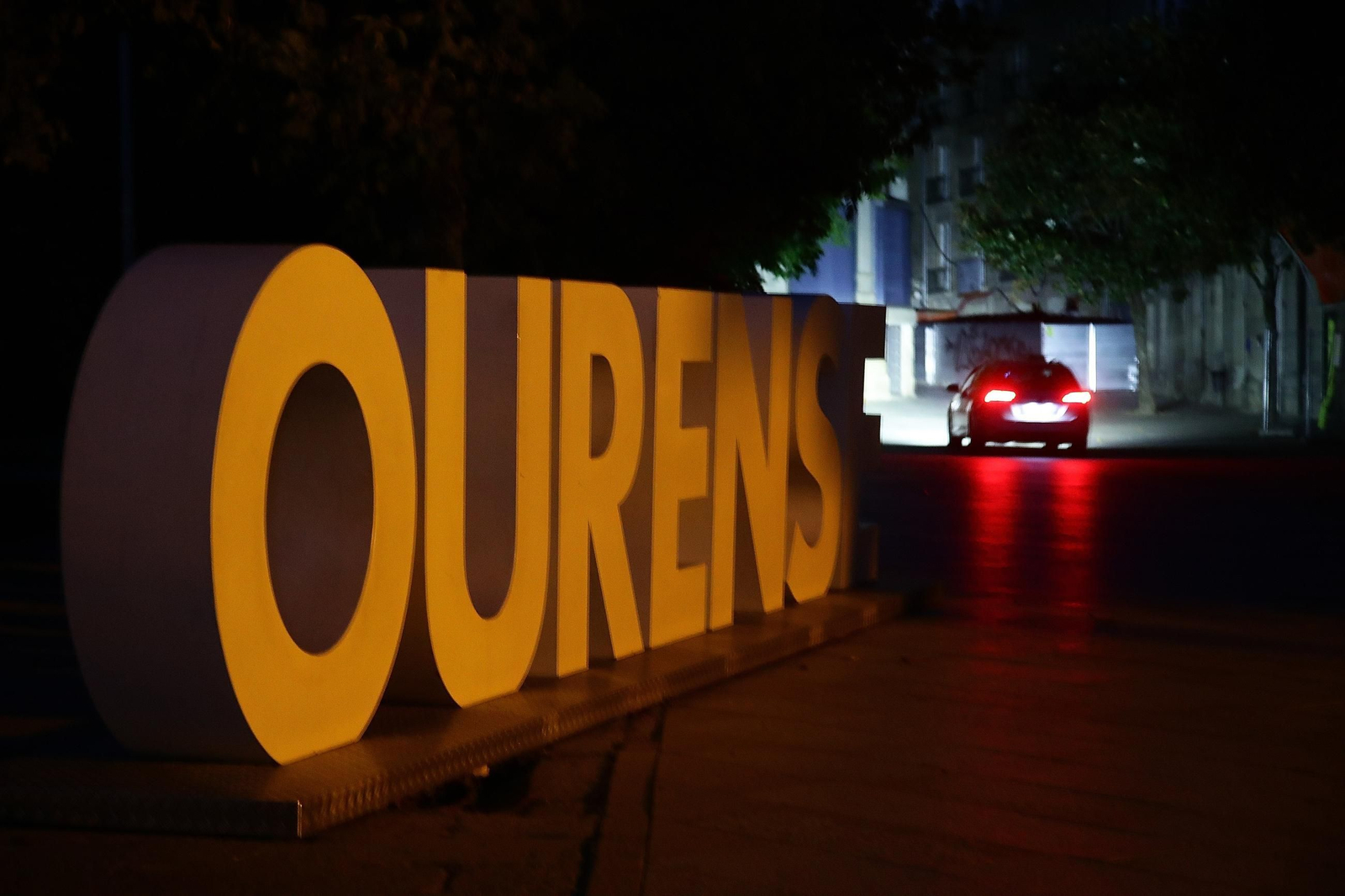 Galería | La ciudad de Ourense anocheció a oscuras en un nuevo apagón
