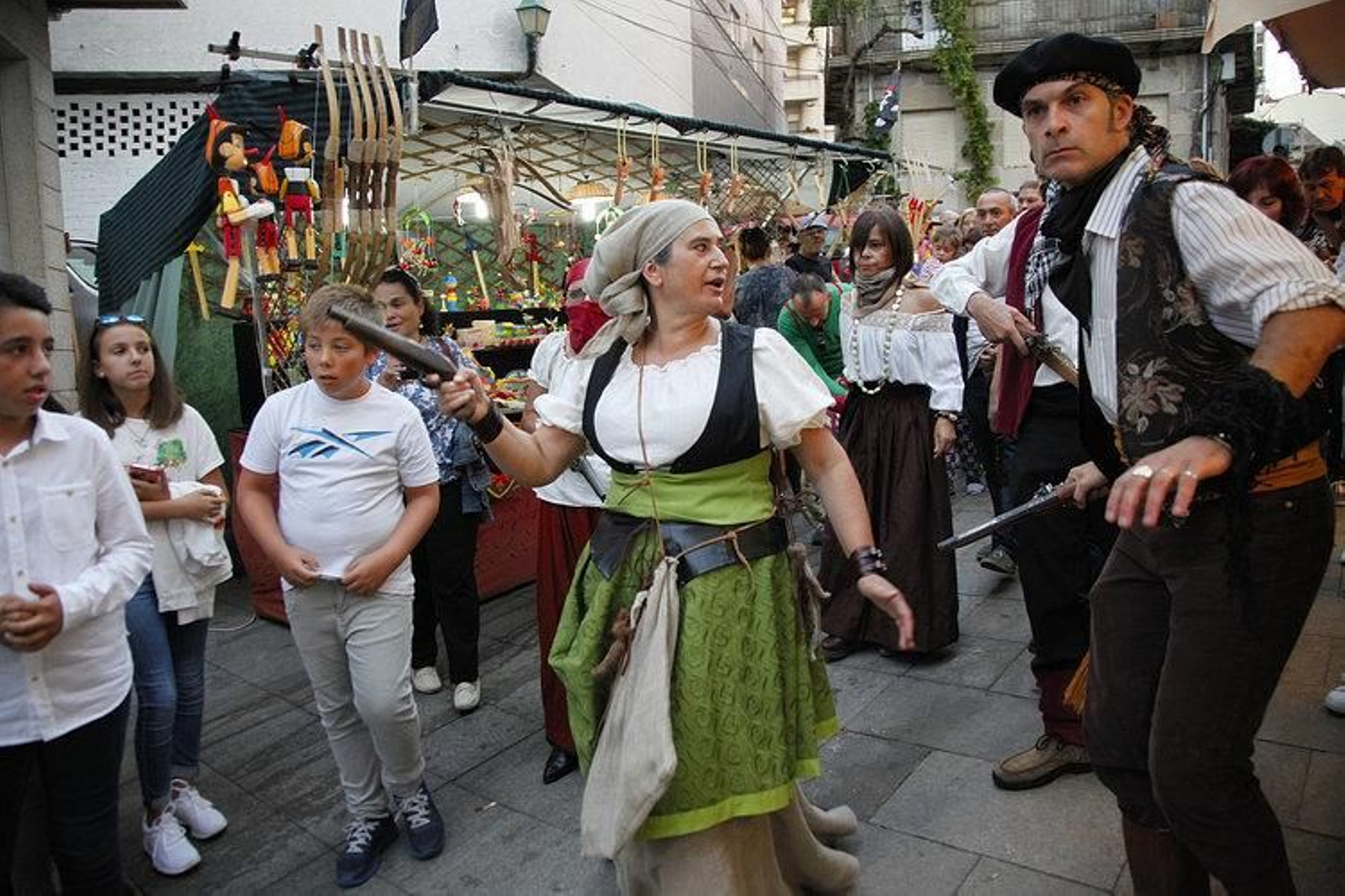 La Pepa Loba y sus secuaces asaltan el Barrio de Flores de la villa carballiñesa.
