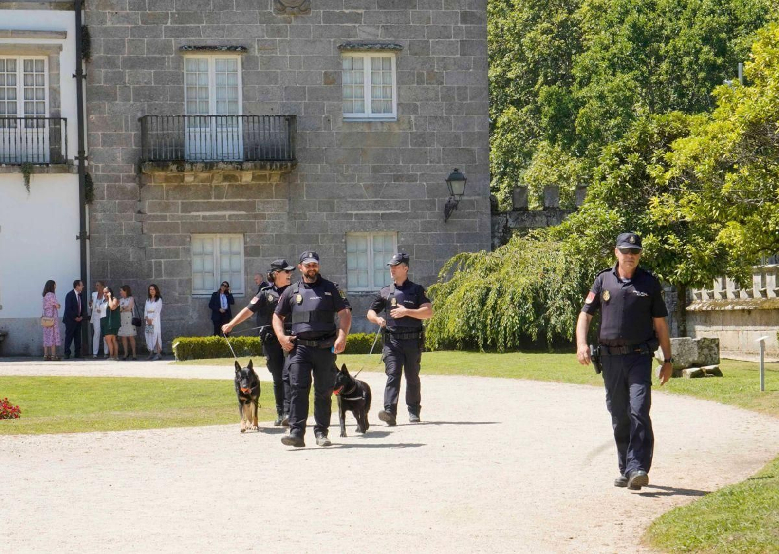 Dispositivo policial con perros en el pazo de Castrelos.