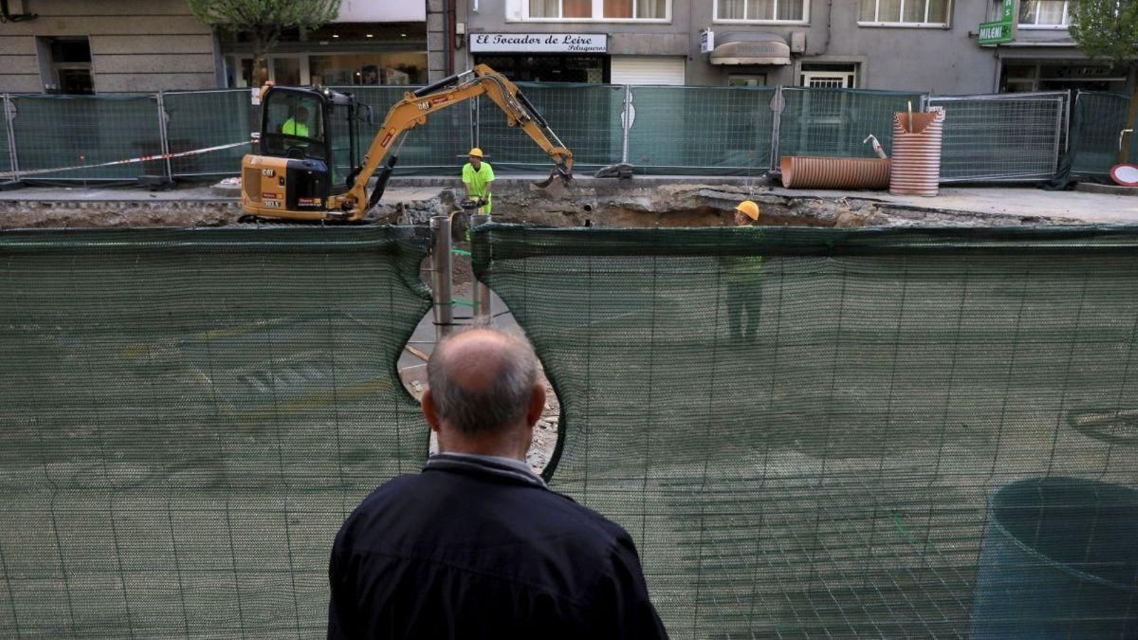 Dos meses después de que un enorme socavón paralizara la calle Pena Trevinca, los comercios cifran en un 30% la pérdida de clientes.