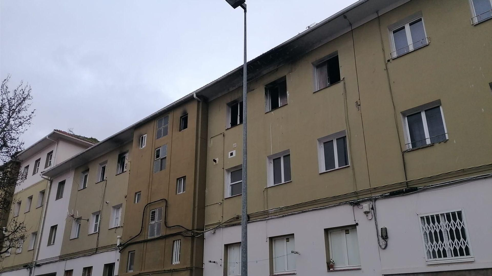 Imagen del edificio donde se produjo el incendio, en Ferrol.