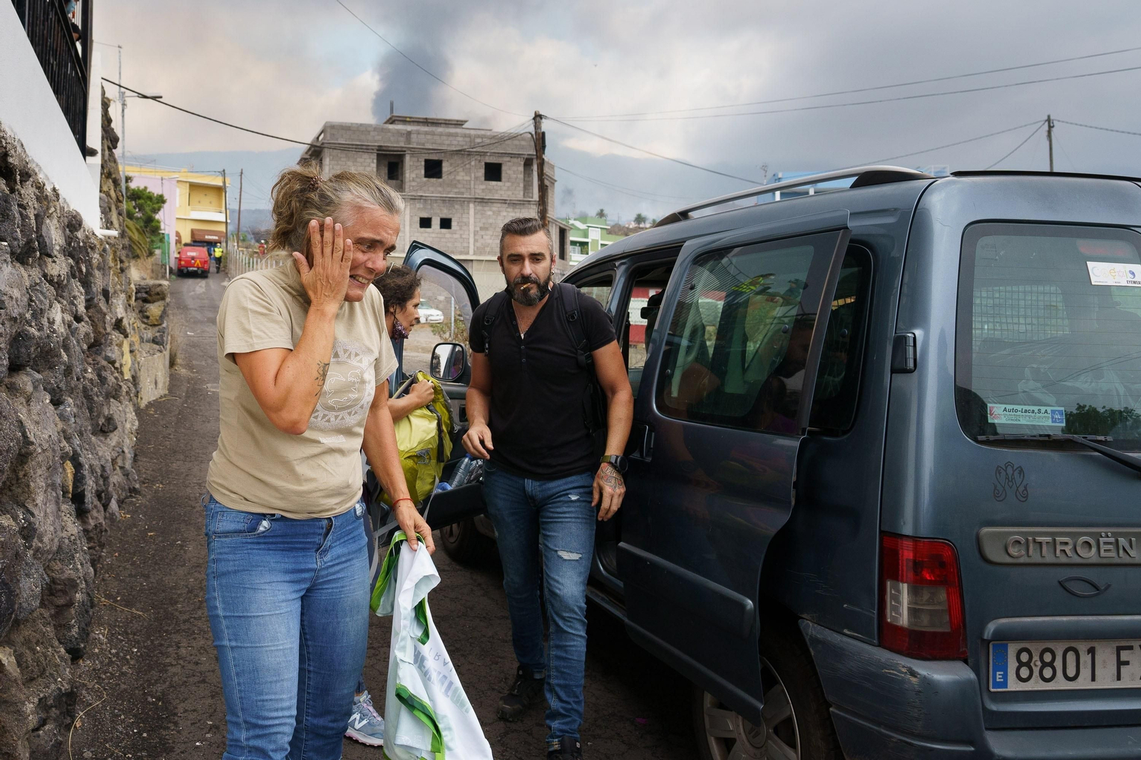 Vecinos de Todoque, en el municipio de Los Llanos de Aridane, abandonan sus viviendas.