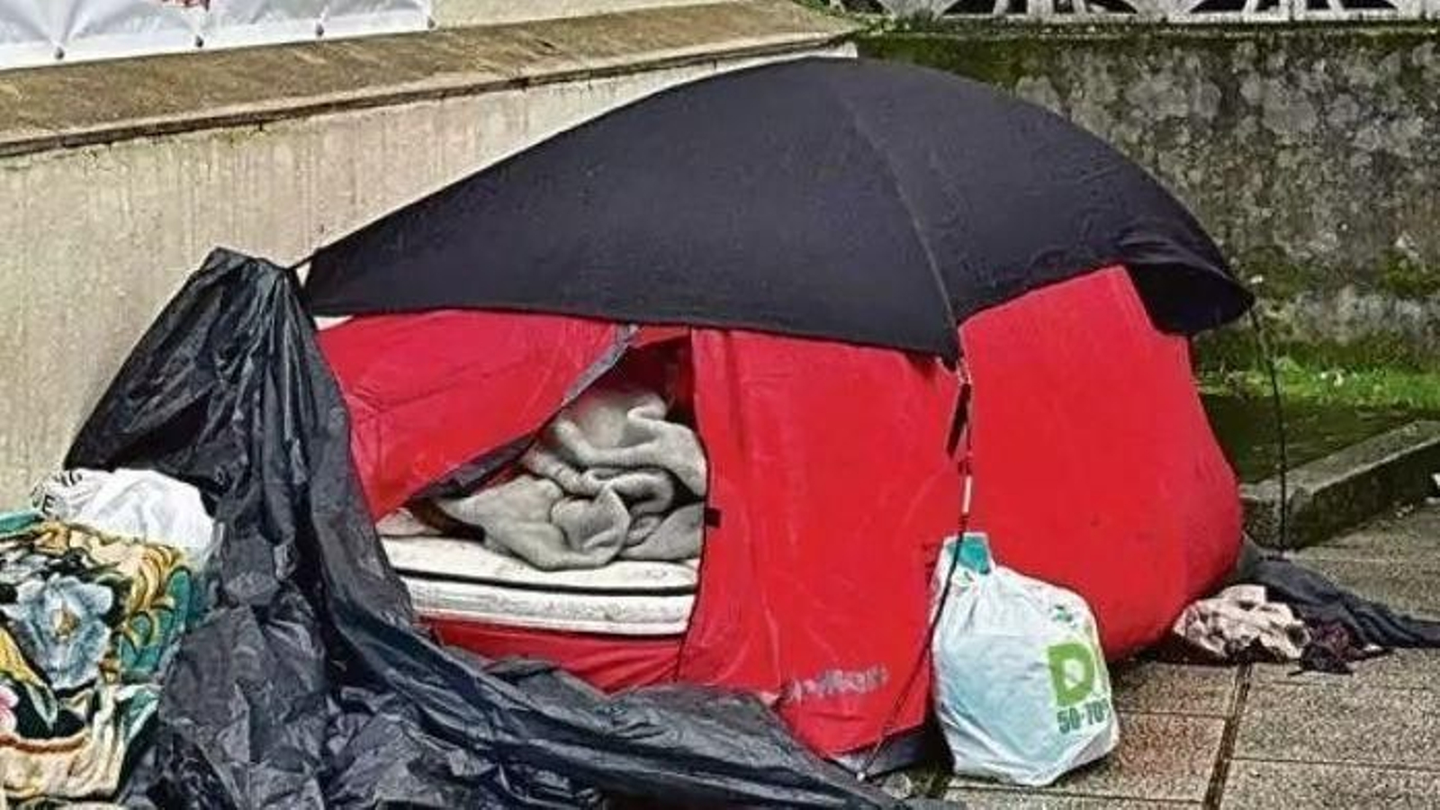 Tienda de campaña en la que reside un sintecho, en la ciudad.