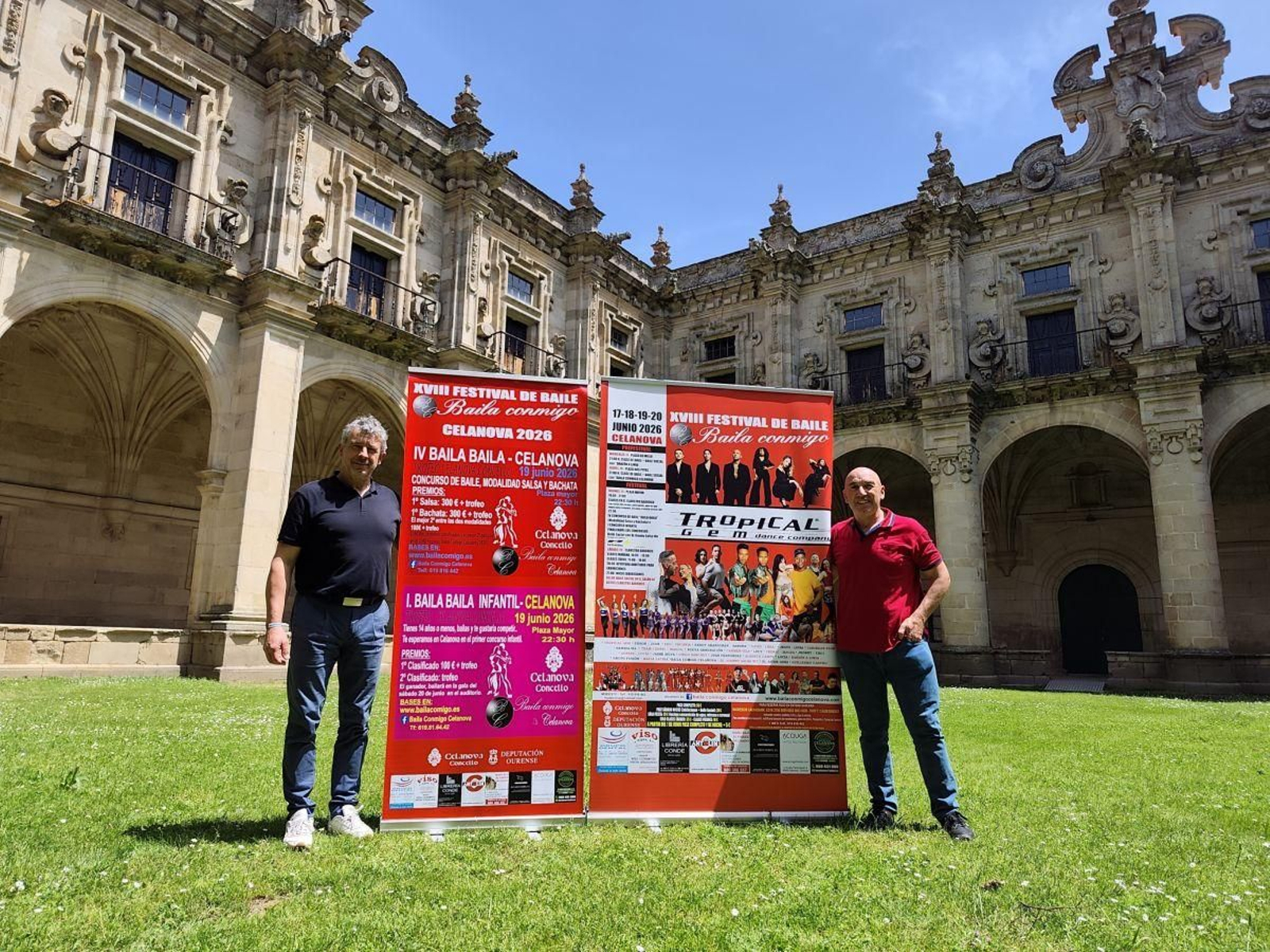 Antonio Puga y Modesto Vispo con el cartel de esta edición de “Baila conmigo”.