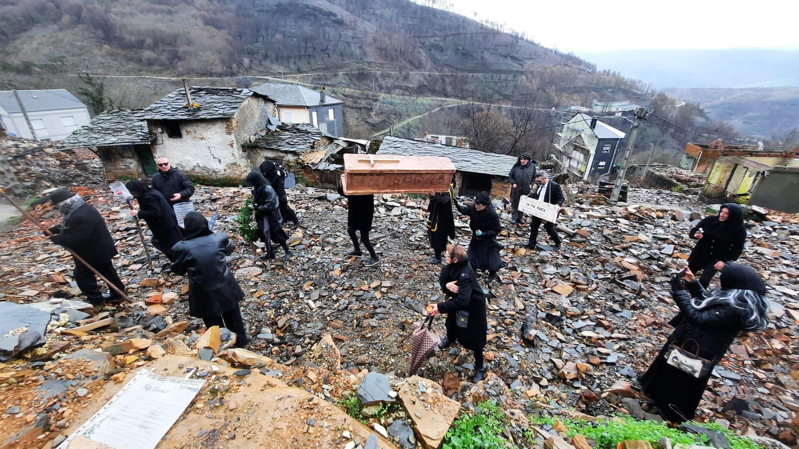 Galería | Los vecinos de San Vicente celebran el Entroido y homenajean a su localidad