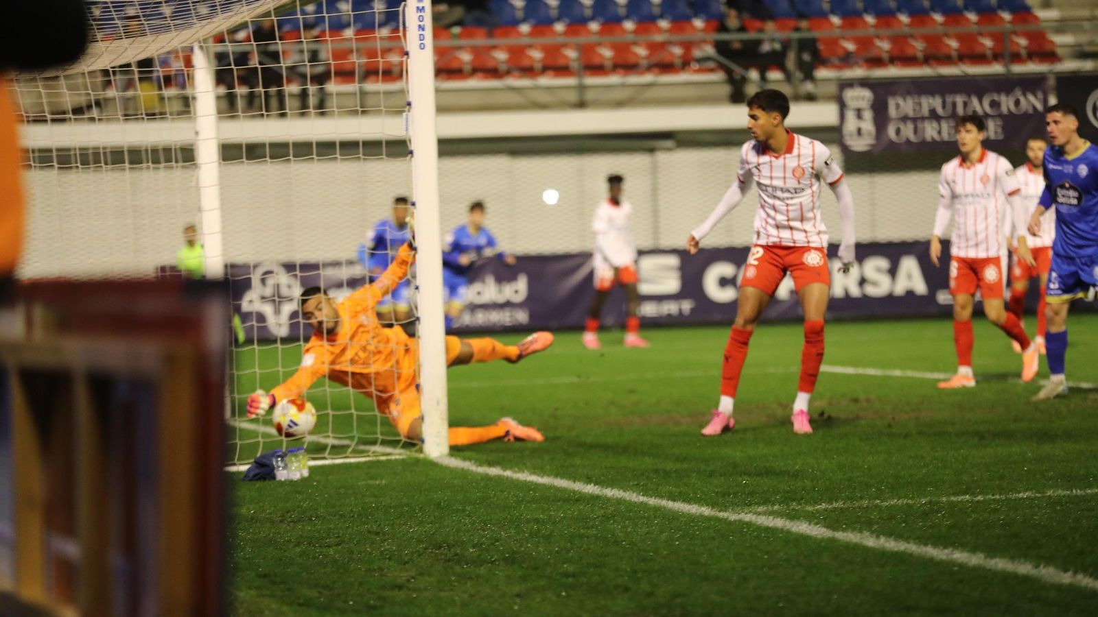 Gazzaniga no atina a despejar el balón