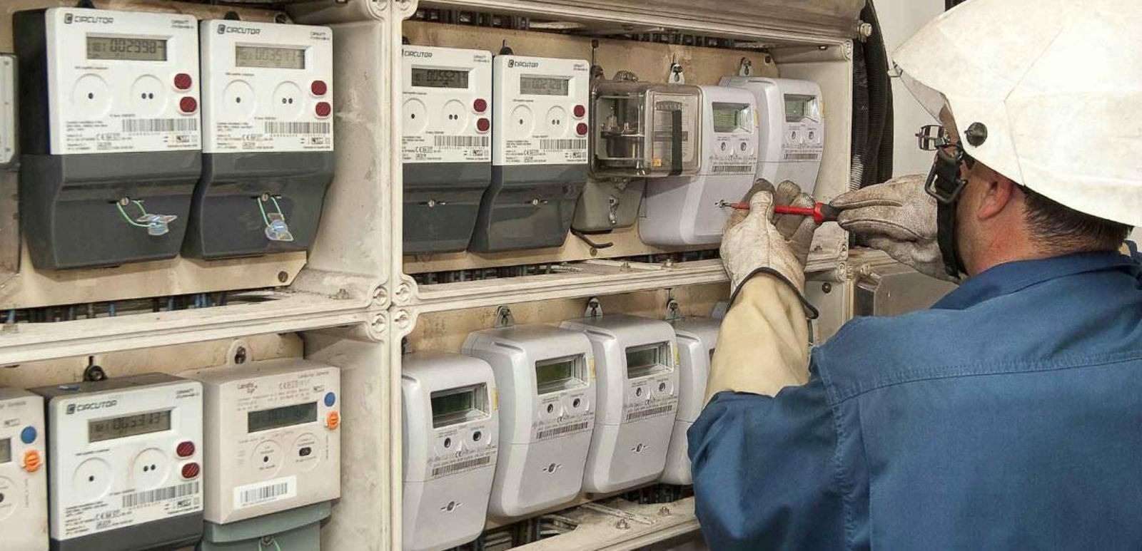 En España, tener contratada la tarifa regulada es el requisito obligatorio para acceder al Bono Social Eléctrico.