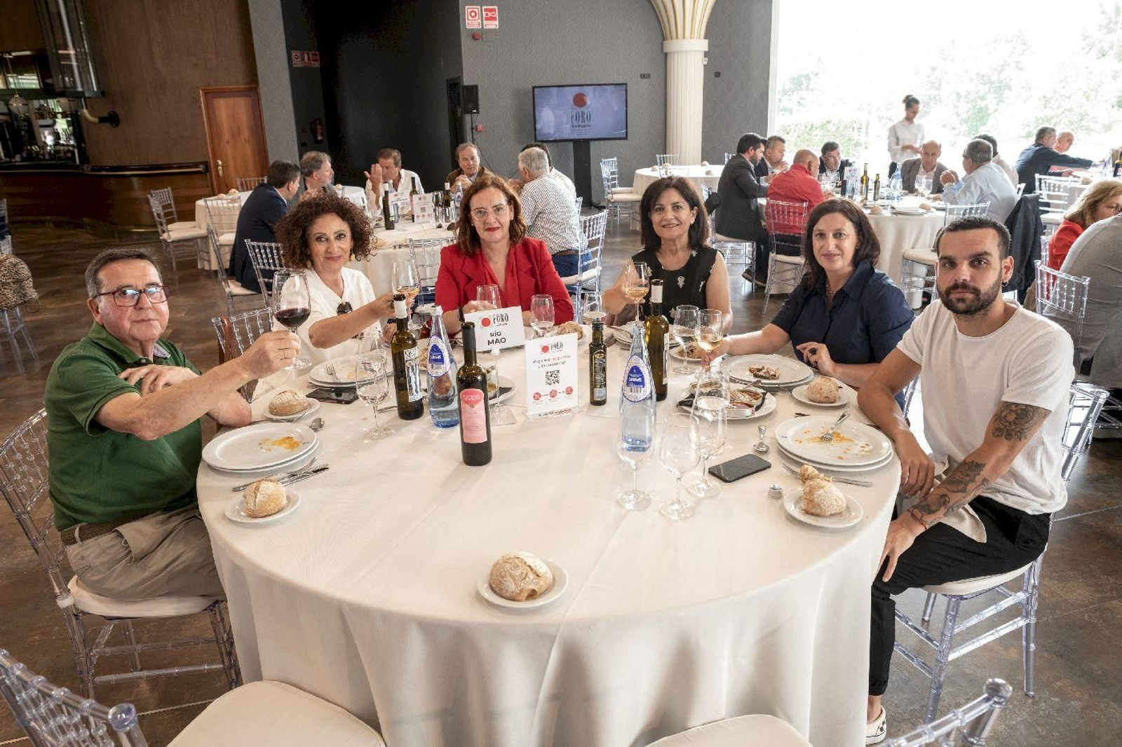 Río Mao:
Luís Milia (alcalde Carballeda de Avia), Concha García Lozano (concelleira PSOE Ourense), Ana Pumar (APumar auditores), Conchi Fernández (administración La Región), Elisabet González (concelleira servizos sociais Barbadás), Borja López Trigás (concelleiro PSdeG-PSOE Ourense).
Foto: Óscar Pinal.