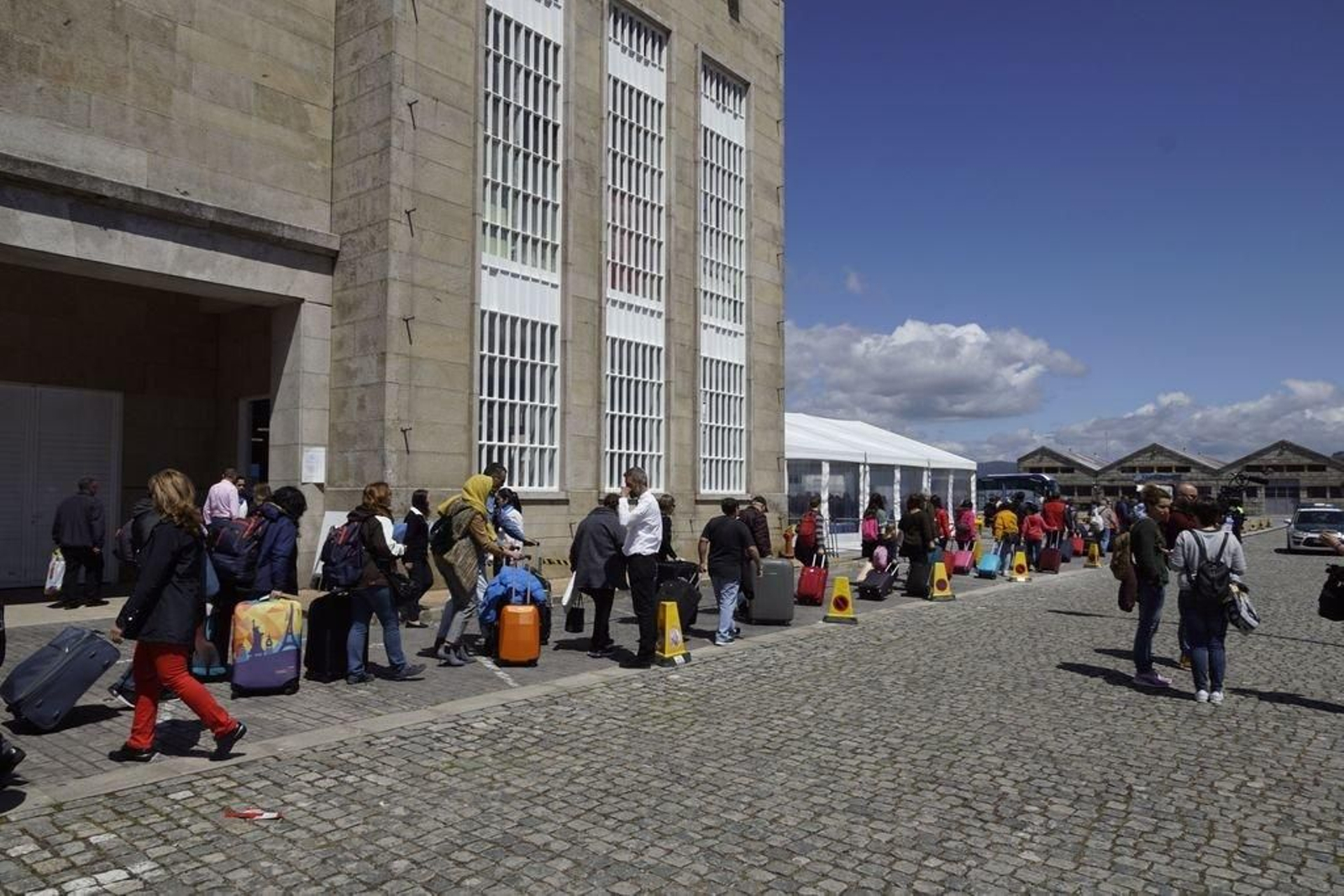 Los pasajeros hicieron cola para embarcar por la nueva terminal en la Estación Marítima.