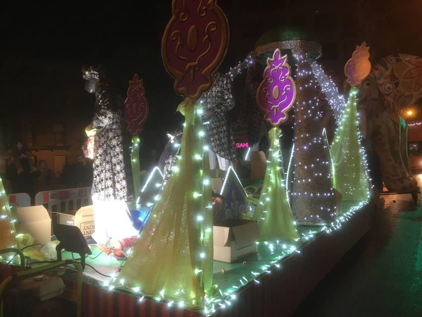 OURENSE. Fantasía y luz en el desfile de los Reyes Magos por la ciudad. // Miguel Ángel