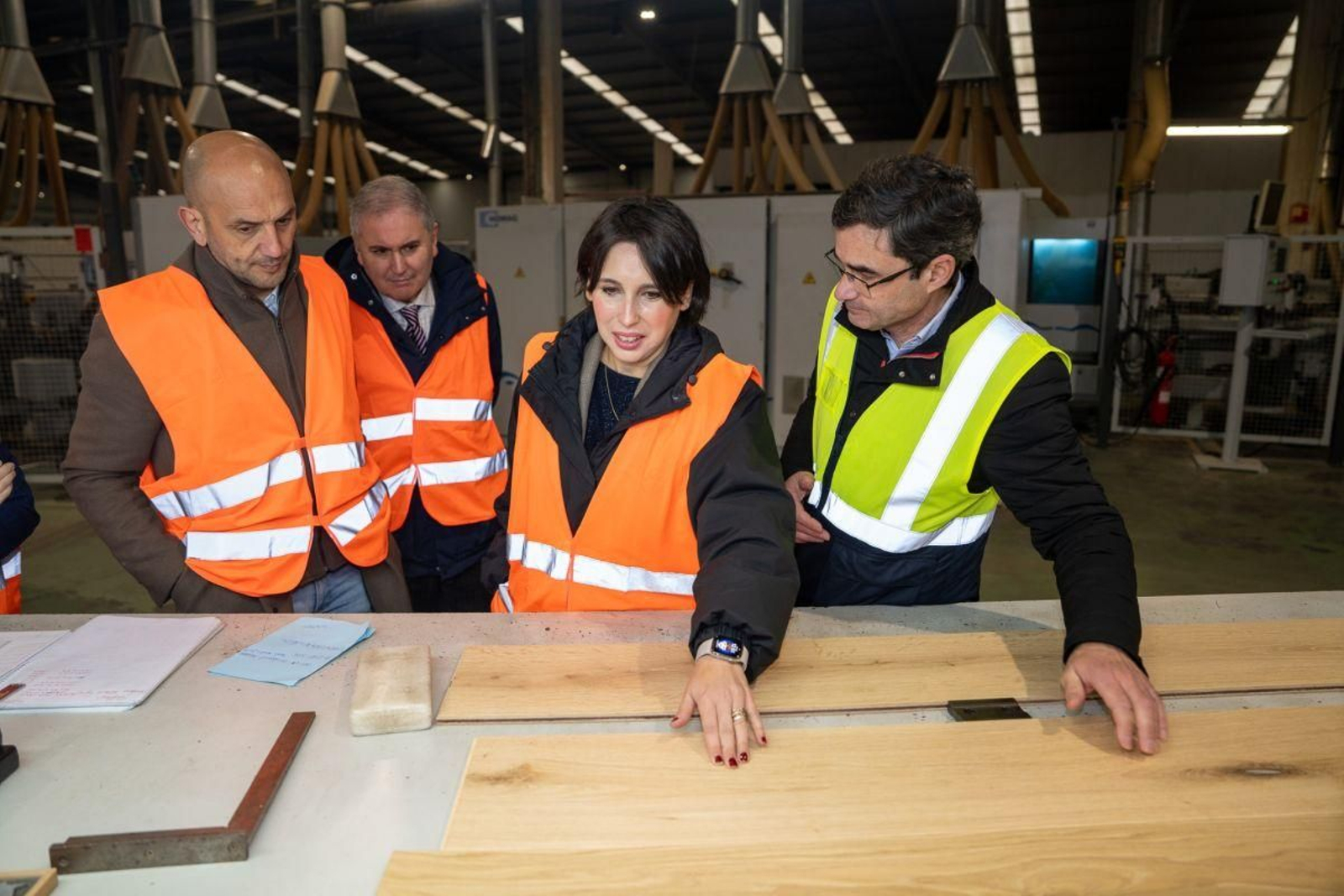 El alcalde, Alejandro Lorenzo y la conselleira, Mª Jesús Lorenzana, durante su visita a la empresa porriñesa.