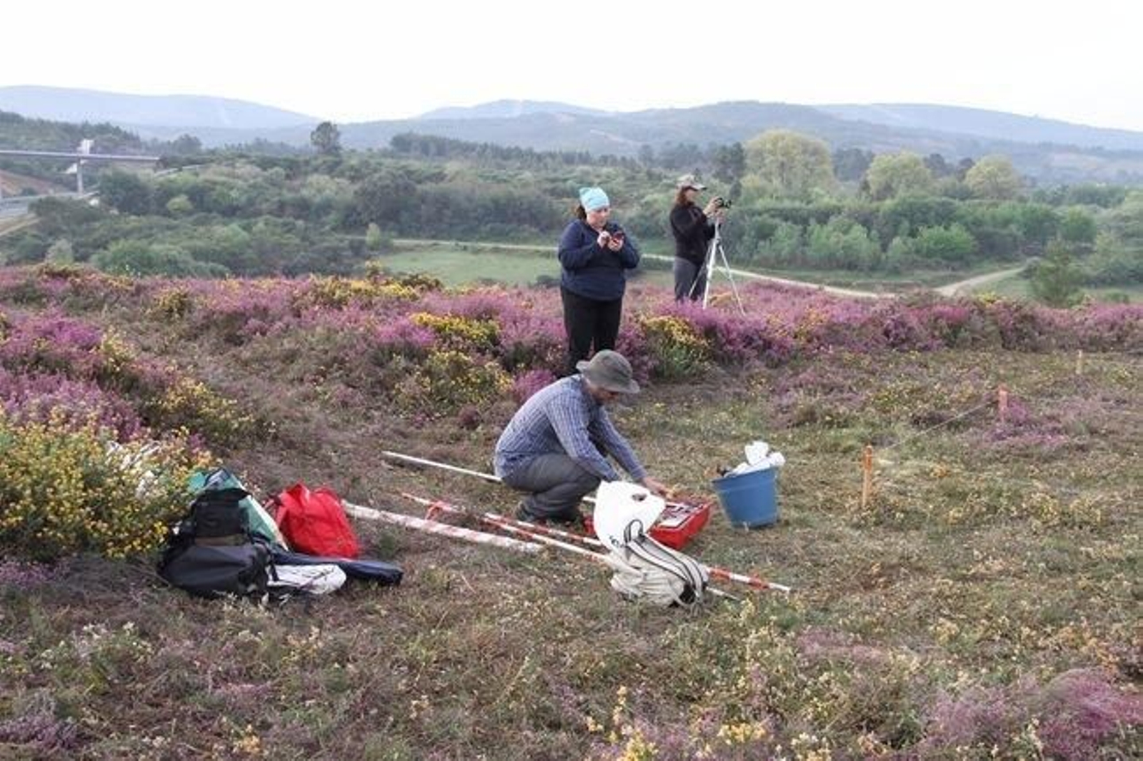 Los investigadores preparan el material de medición en el Outeiro de Arnás.