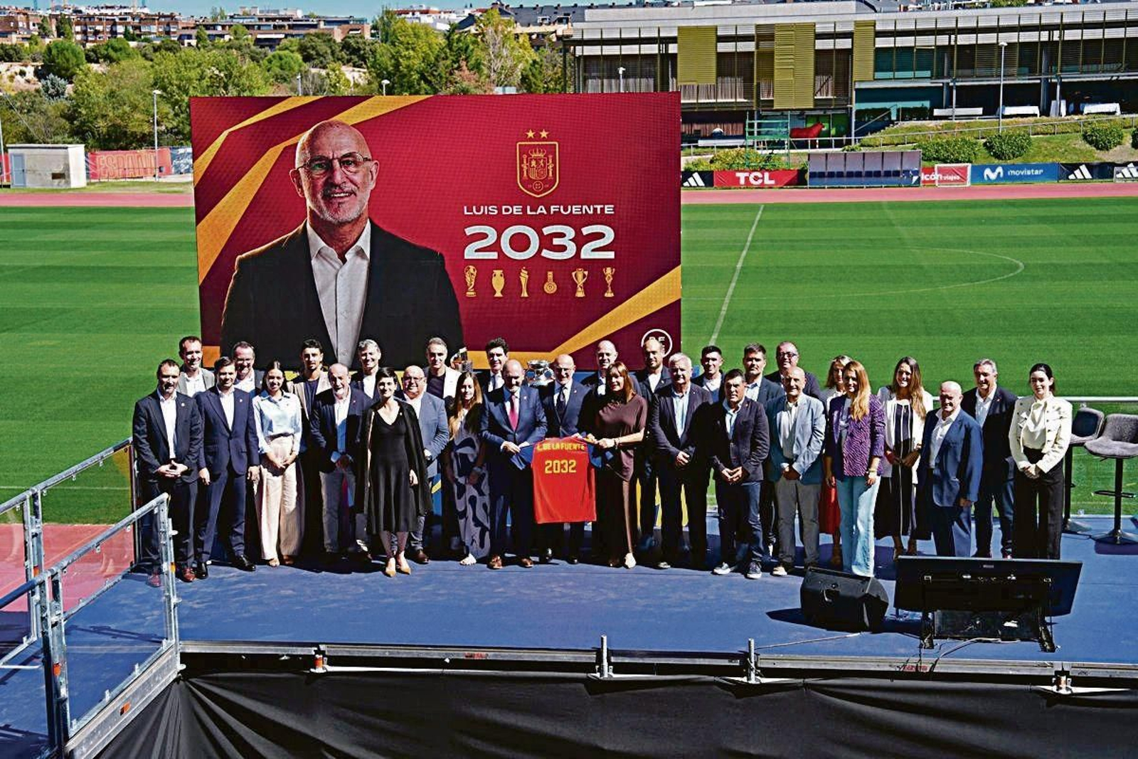 Luis de la Fuente junto a los principales miembros de la federación, ayer en Las Rozas.