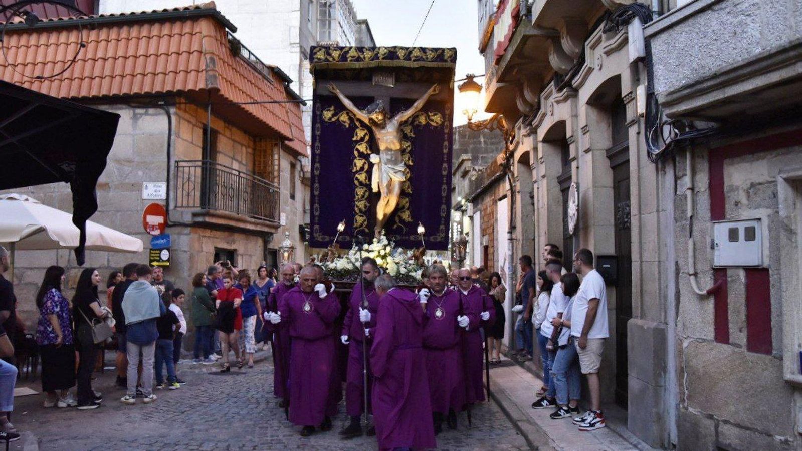 La procesión del Cristo dos Aflixidos recorrió ayer las calles de Bouzas.