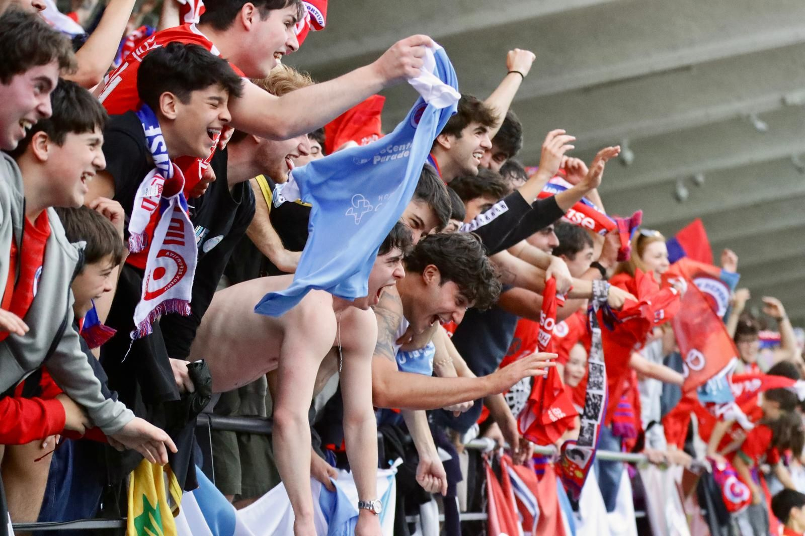 Los aficionados no ocultan su alegría ante la victoria de la UD Ourense que los acerca a soñar con Primera Federación.