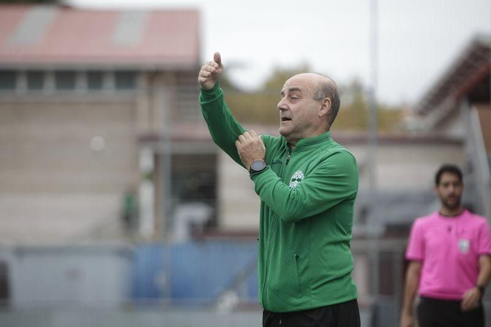 El entrenador del Pabellón, Cándido Gómez, en el Miguel Ángel. (M.A.)