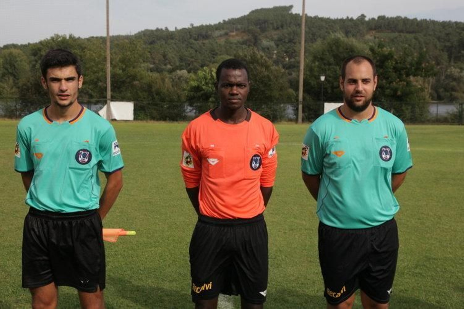 El árbitro guineano Oumar Farougou Diallo y sus asistentes en el partido del pasado fin de semana.