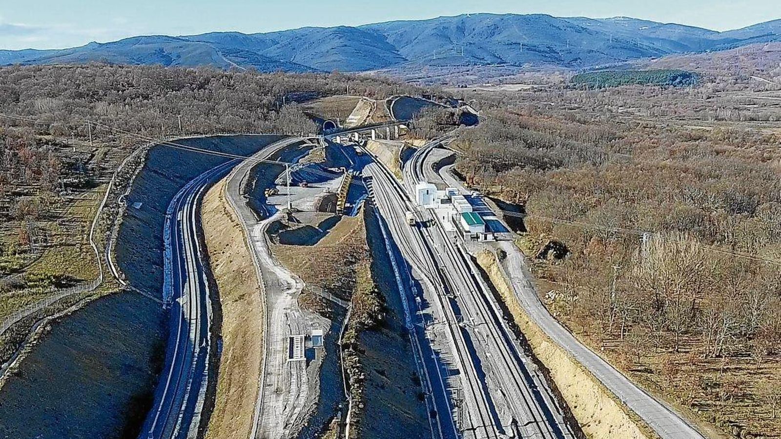 Lobeznos. Cambiador a la derecha y punto de acopio de balasto en el centro. A la izquierda, la vía convencional.