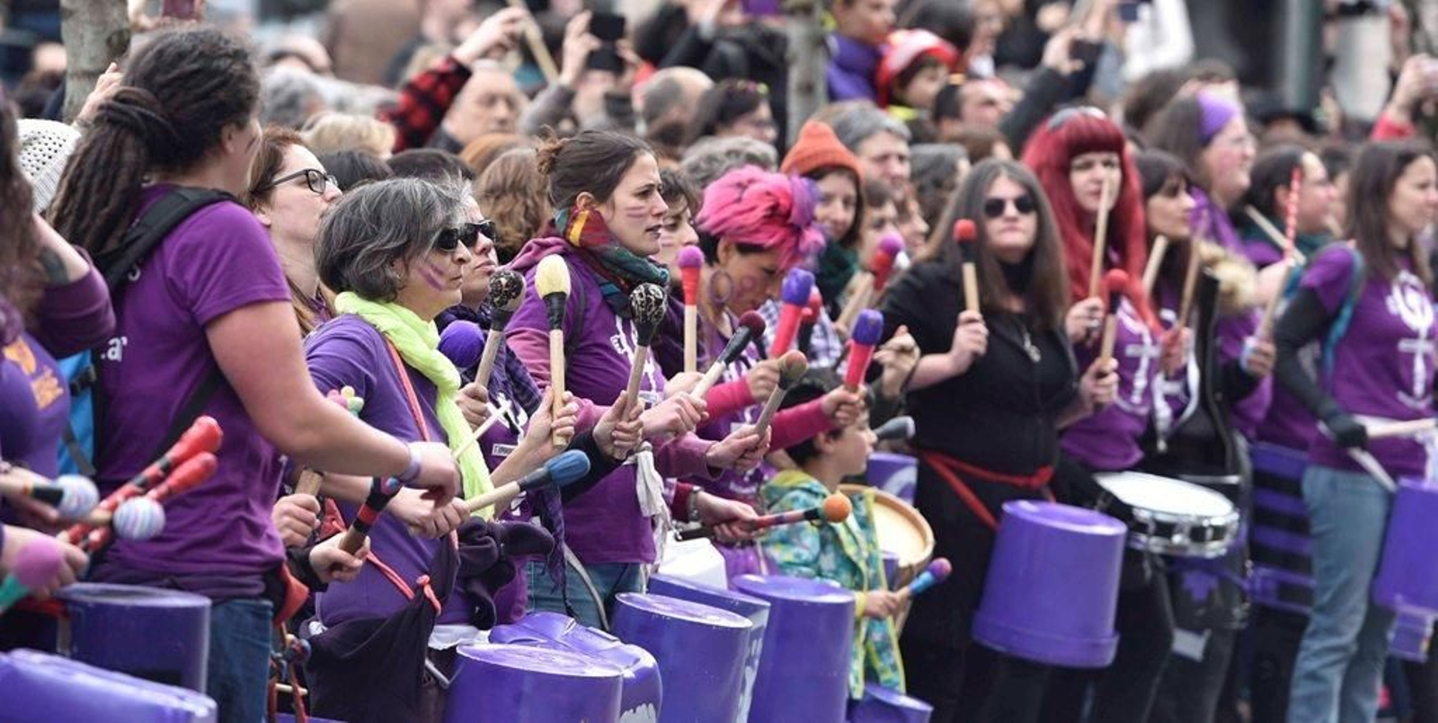 La marcha feminista recorre las calles de Vigo 09