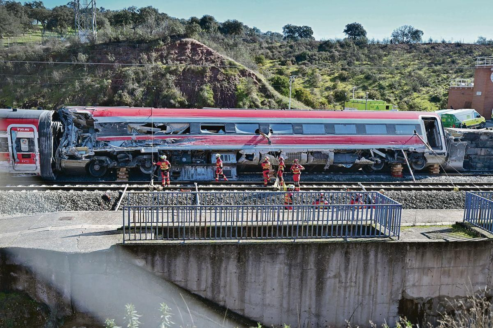 Los bomberos trabajan en estabilizar los vagones descarrilados del tren iryo que chocó contra el Alvia.
