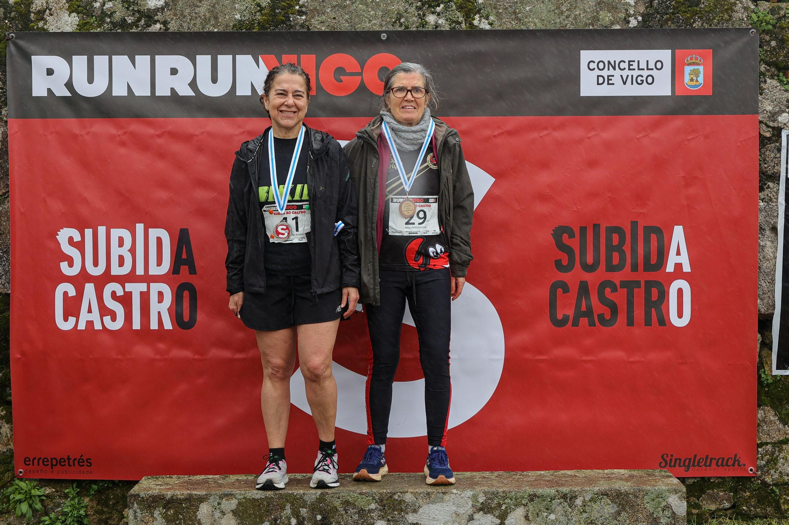 Galería | Cientos de atletas aguantan la lluvia en la Subida ao Castro