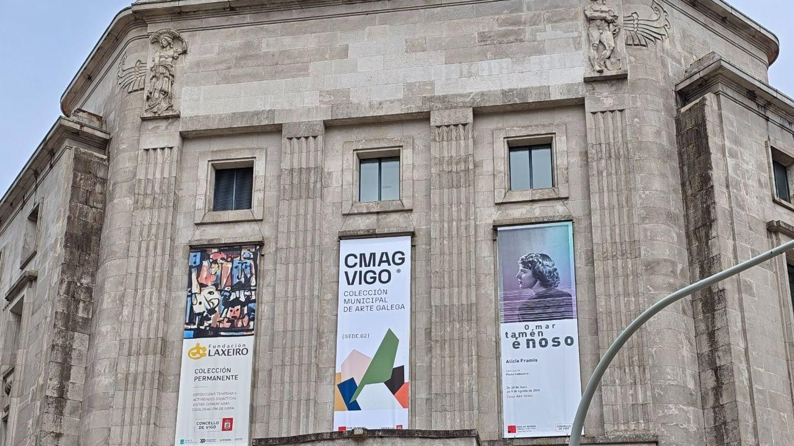 El cartel de la inauguración del Centro Municipal de Arte Galega cuelga desde ayer de Casa das Artes.