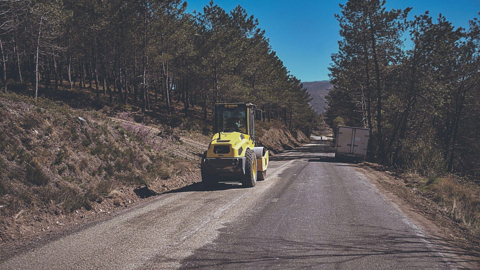 Las máquinas compactadoras aseguran el nuevo firme de acceso a Baldriz (Cualedro).