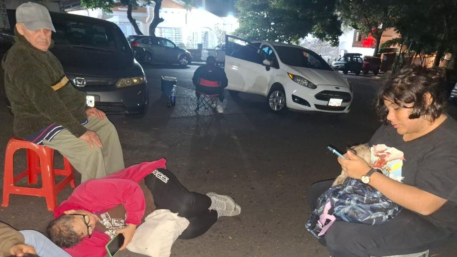 Personas en la calle en Venezuela tras el doble terremoto