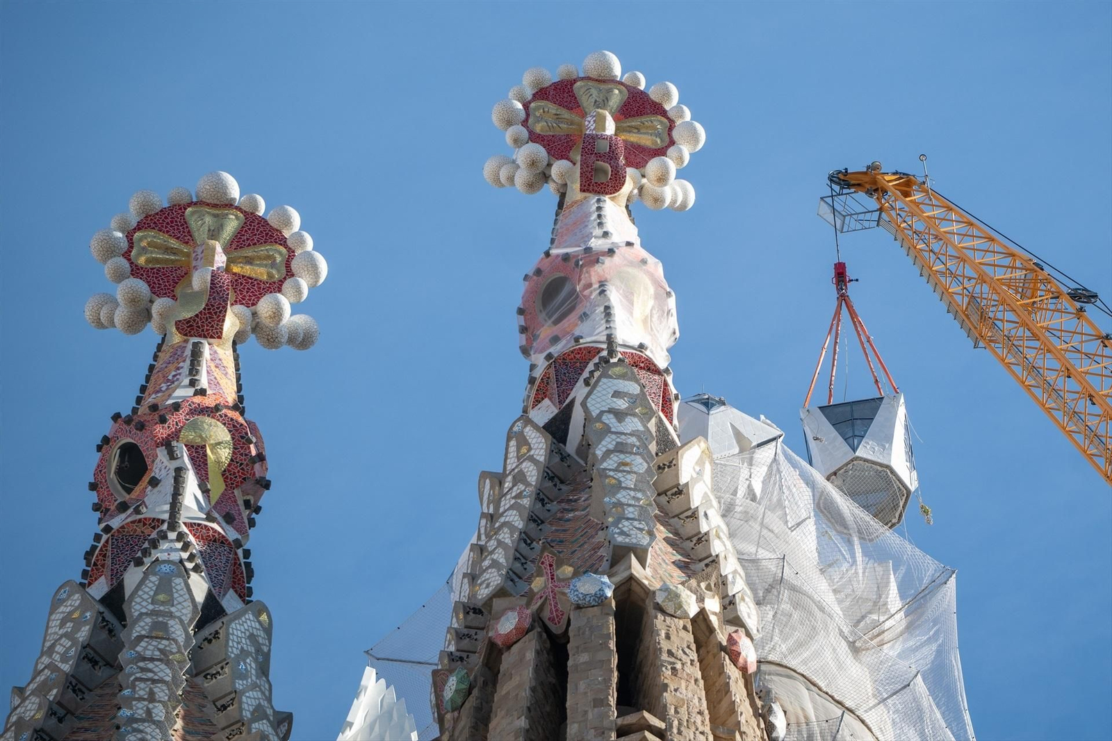 Colocación del brazo superior de la cruz de la torre de Jesucristo.