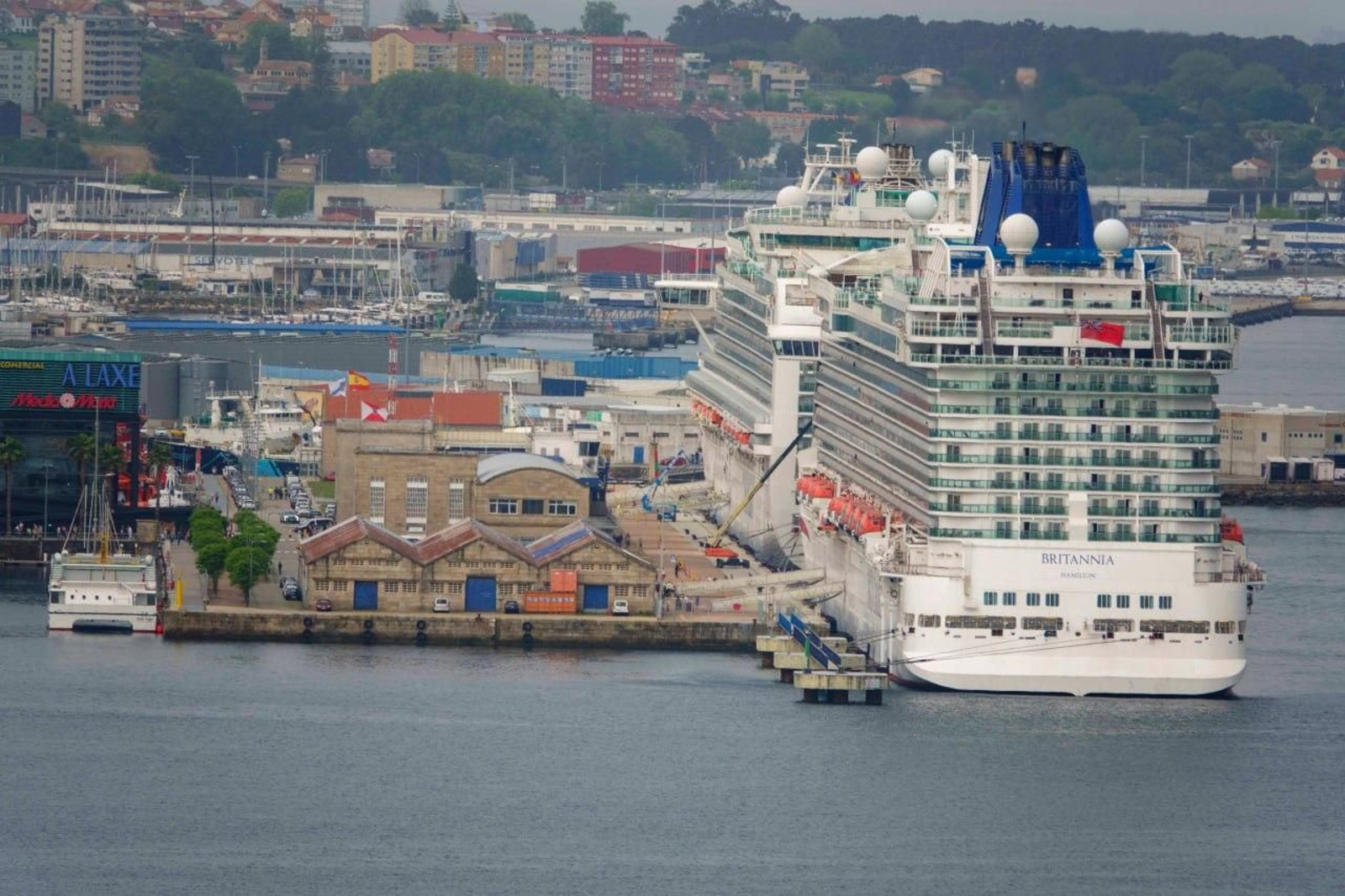 Galería | Vigo recibe la primera triple escala de cruceros del año