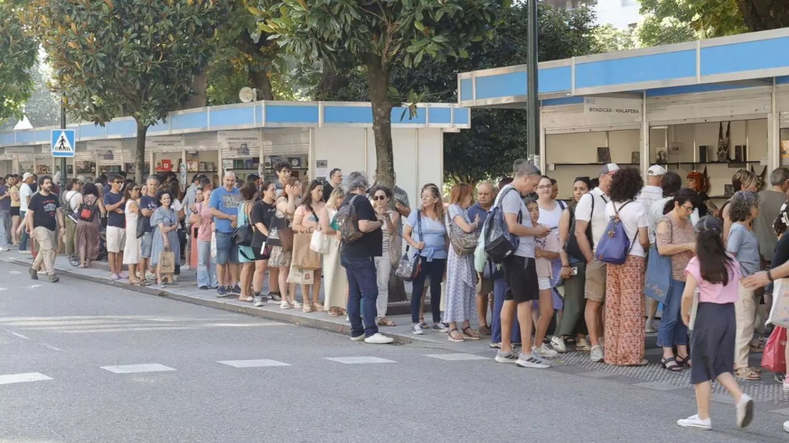 Colas el año pasado para la firma de libros de María Oruña