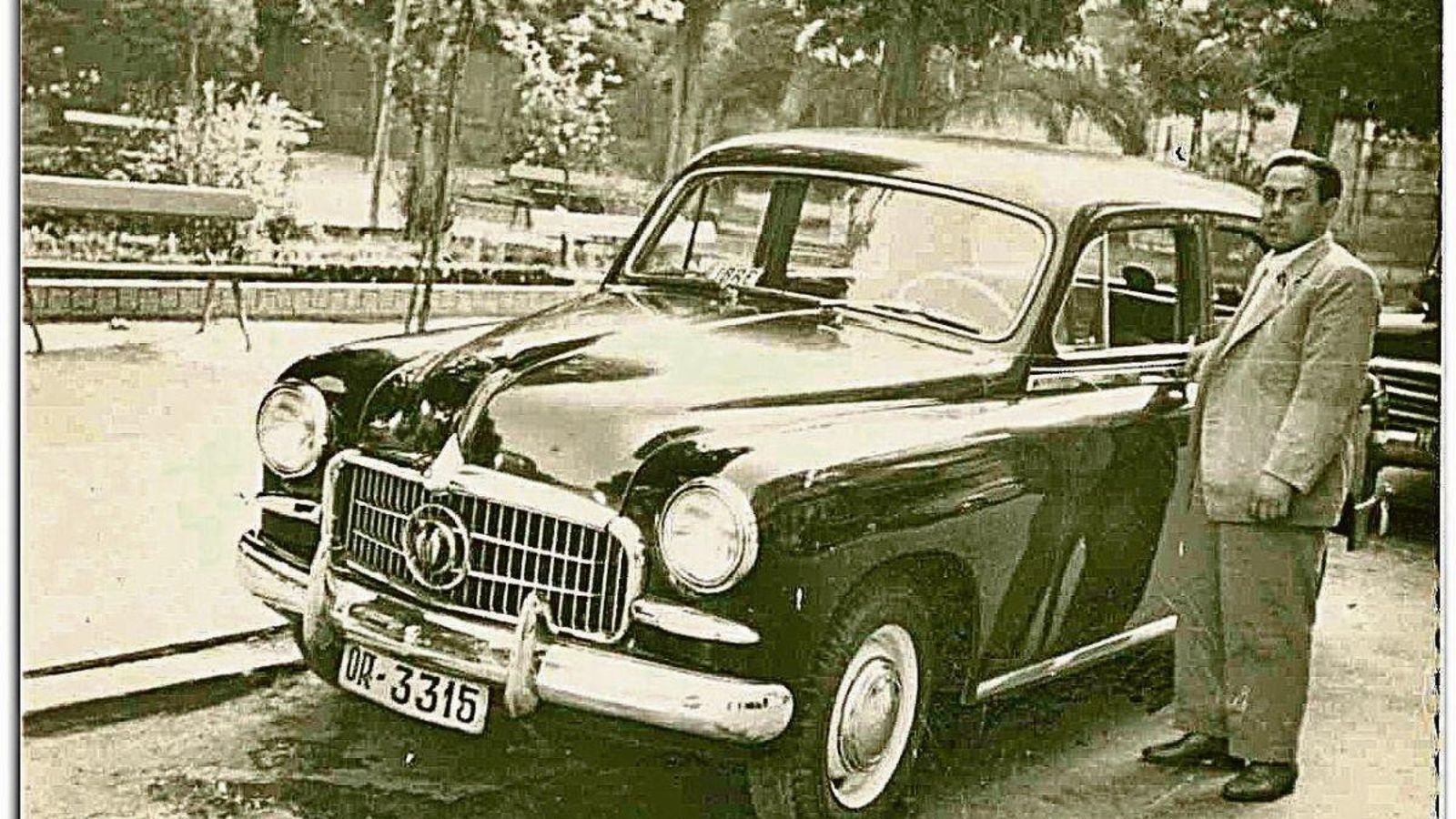 Gerardo Pavón González, con el primer 1400 destinado a taxi.