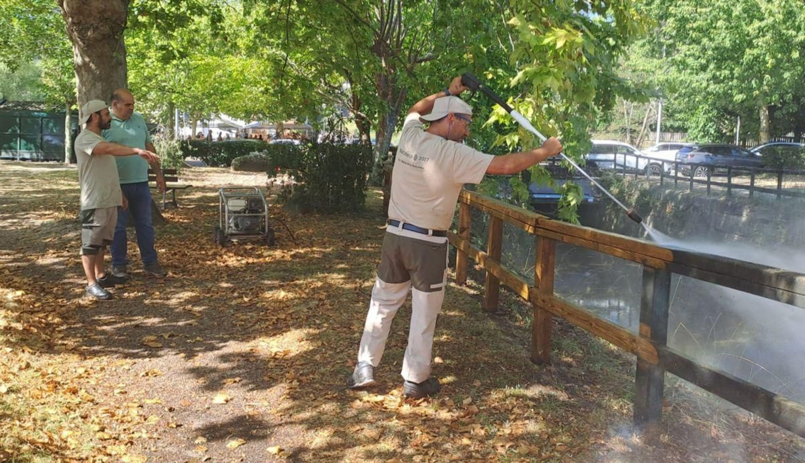 Uno de los alumnos limpiando las barandillas del río Pexegueiro a su paso por Redondela.