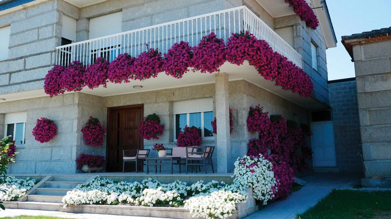 Una de las casas engalanadas para el concurso de balcones de Xinzo.