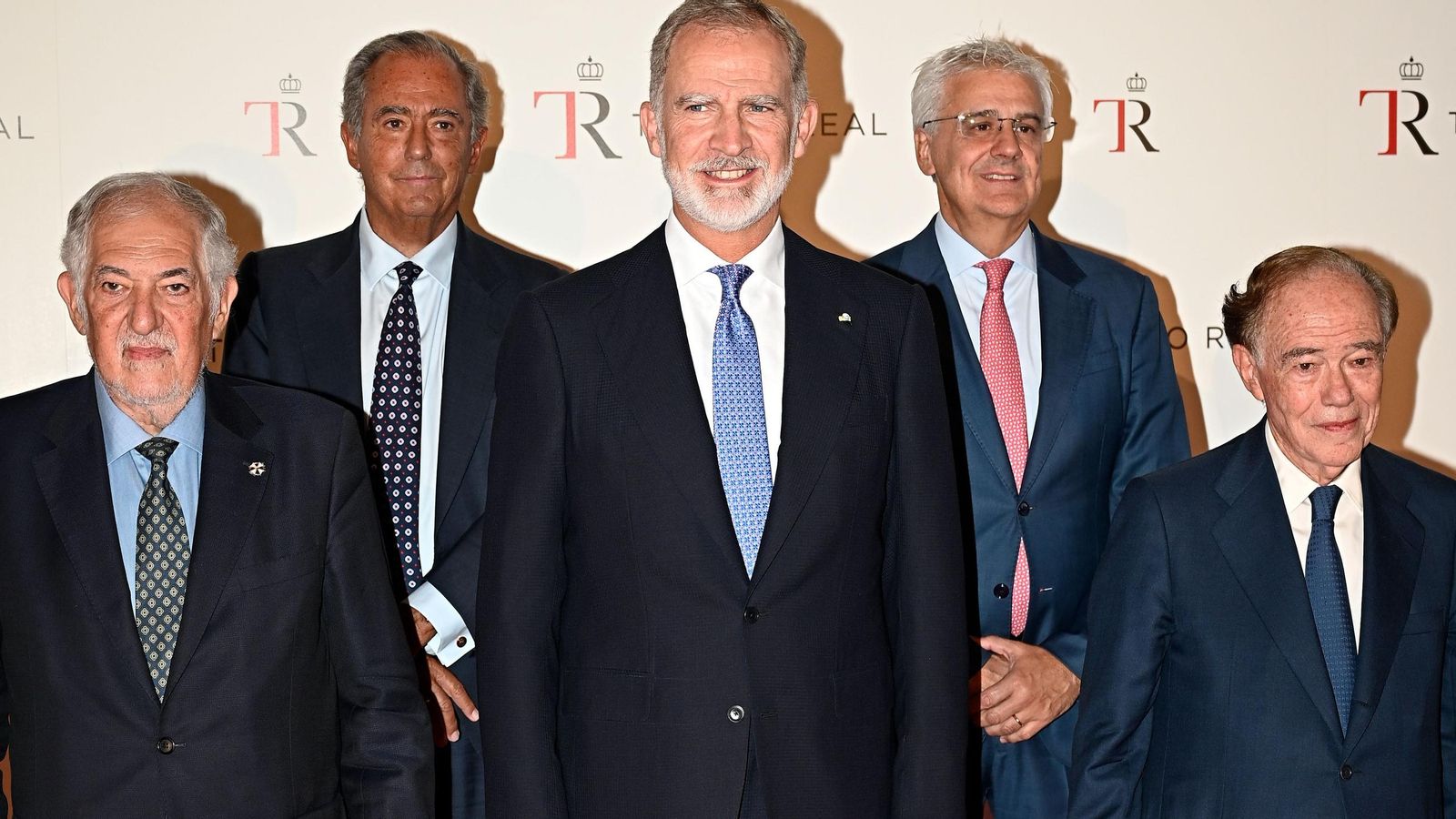 El rey Felipe VI flanqueado por Conde Pumpido (i) y Gregorio Marañón (d).