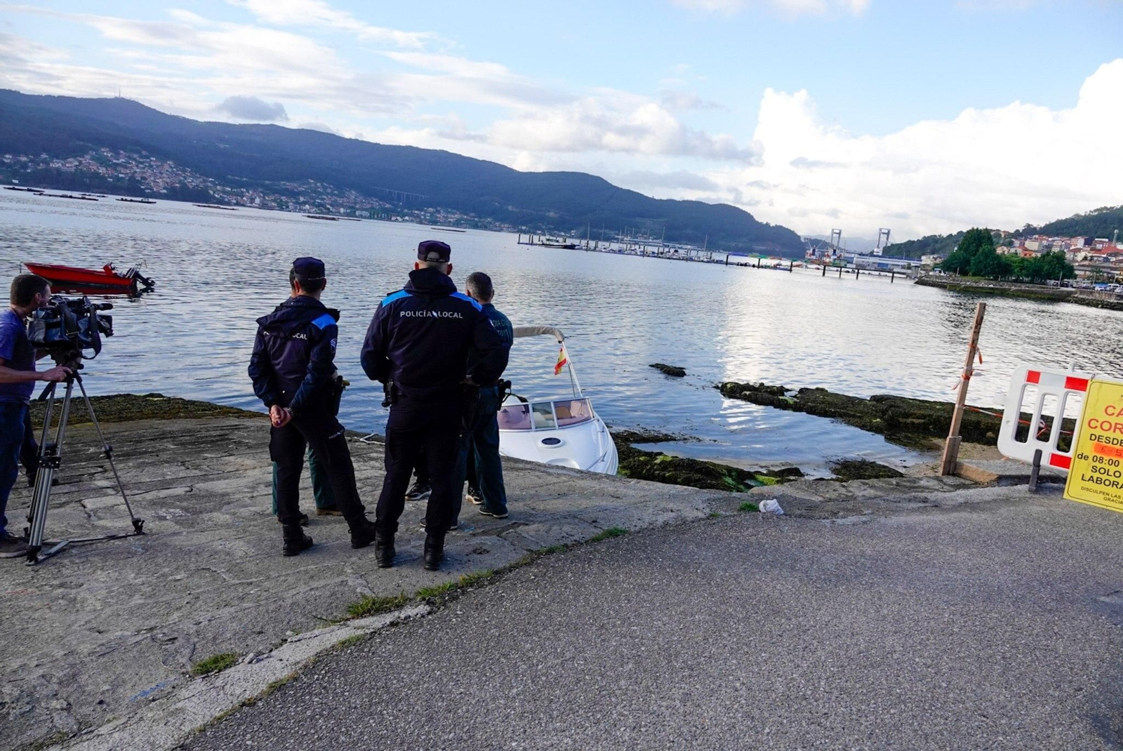 Galería | Un hombre, localizado sin vida entre las bateas en Chapela