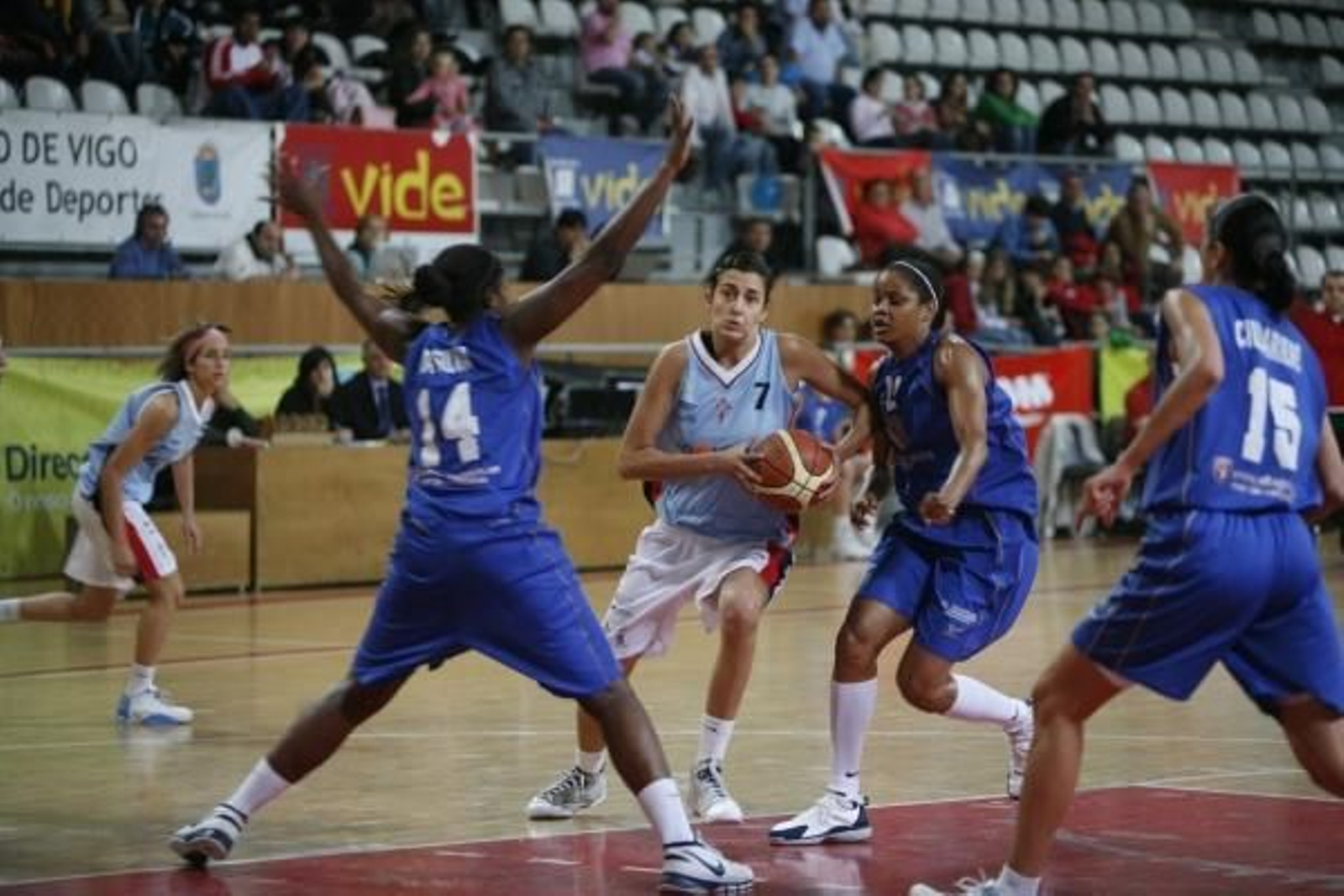 Alba Torrens se dispone a lanzar a canasta durante el partido de play-off contra Extrugasa. foto: archivo