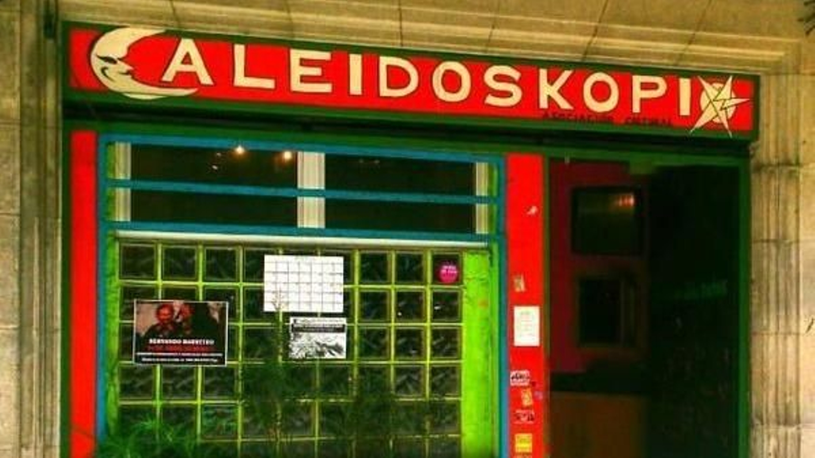 Una imagen histórica de A Cova dos Ratos (Romil, 3) cuando aún tenía el nombre de Caleidoskopio.