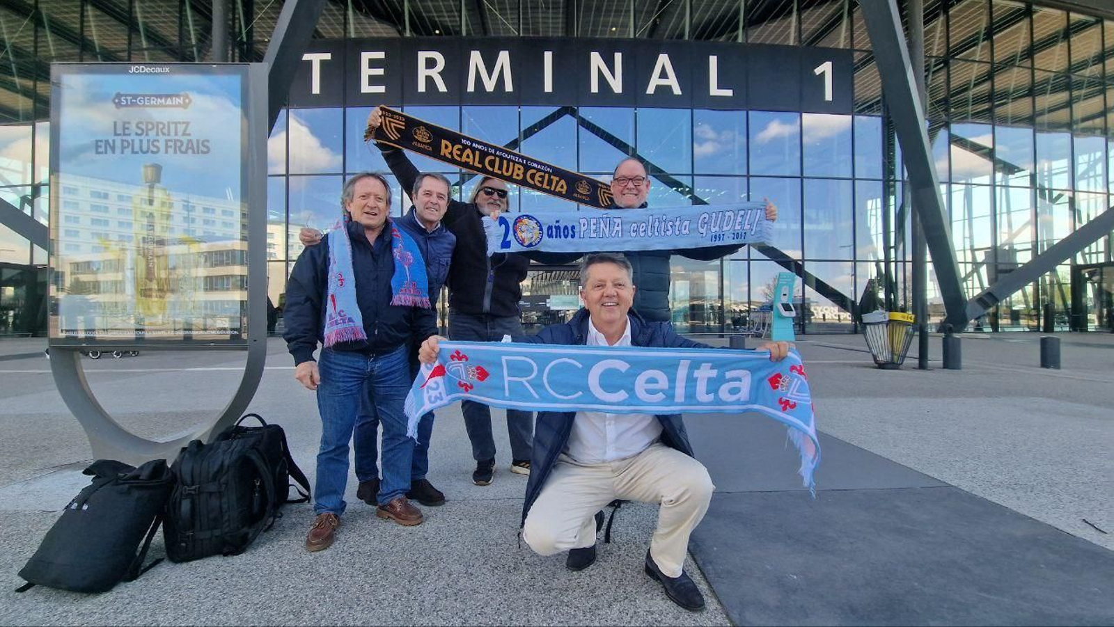 Aficionados del Celta lucen sus bufandas a su llegada a Lyon.