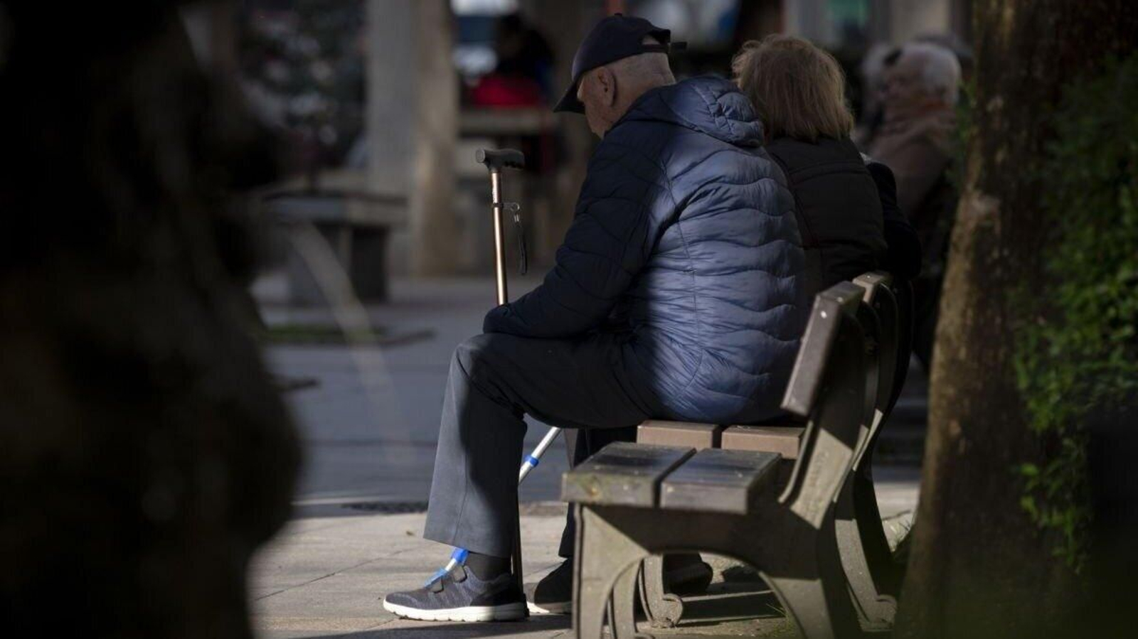 Vecinos sentados en un parque de A Ponte.