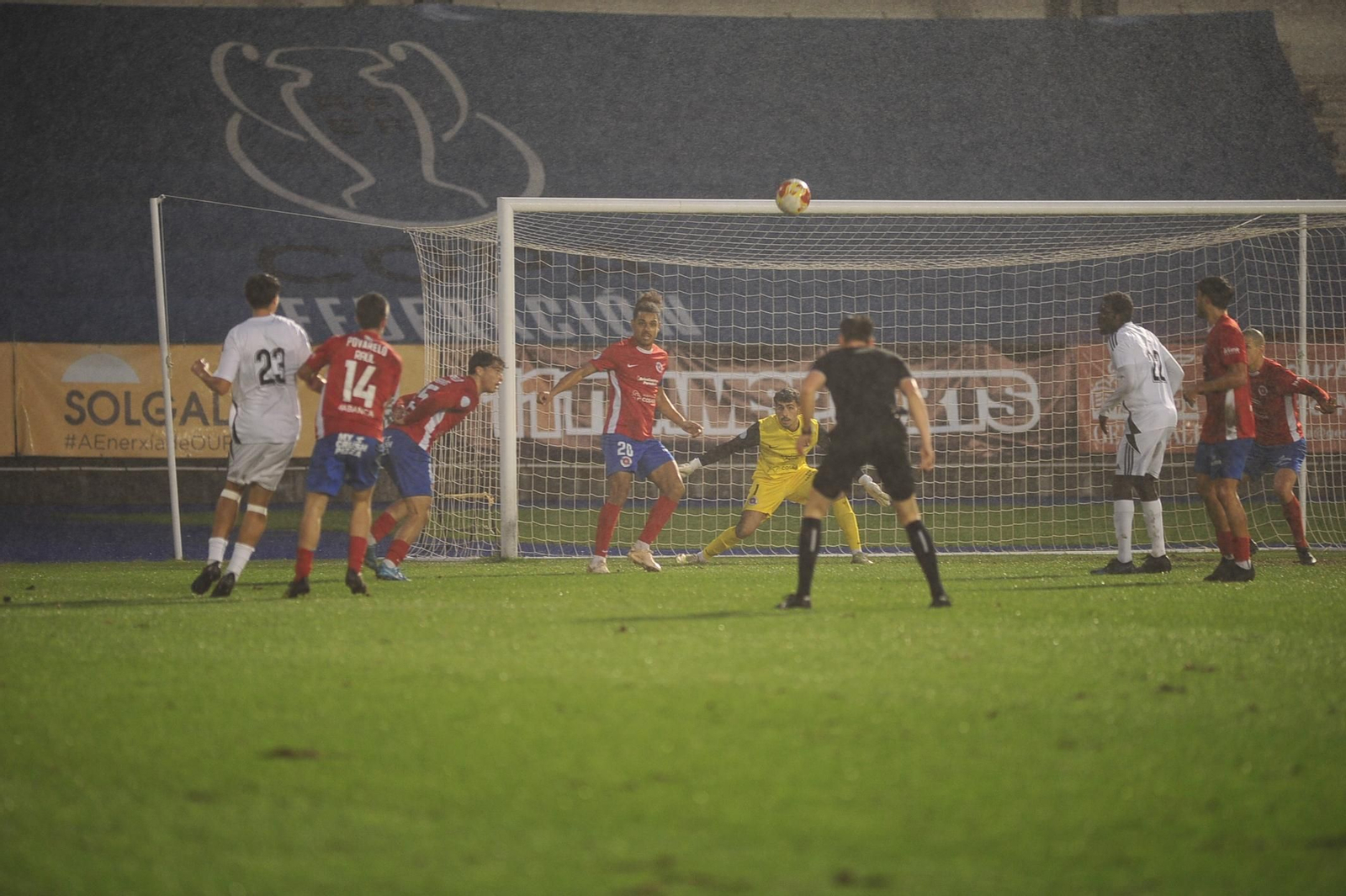 Galería | La UD Ourense gana y disfruta bajo la lluvia en O Couto