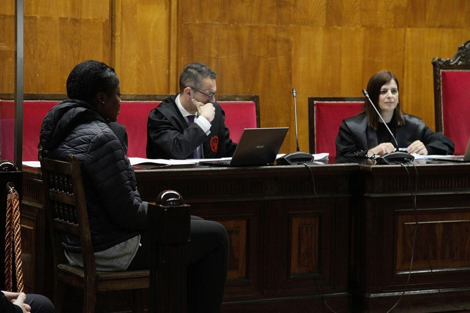 Fátima A., en el banquillo de la Audiencia. De fondo, los abogados Jorge Álvarez y Sonia Jiménez.