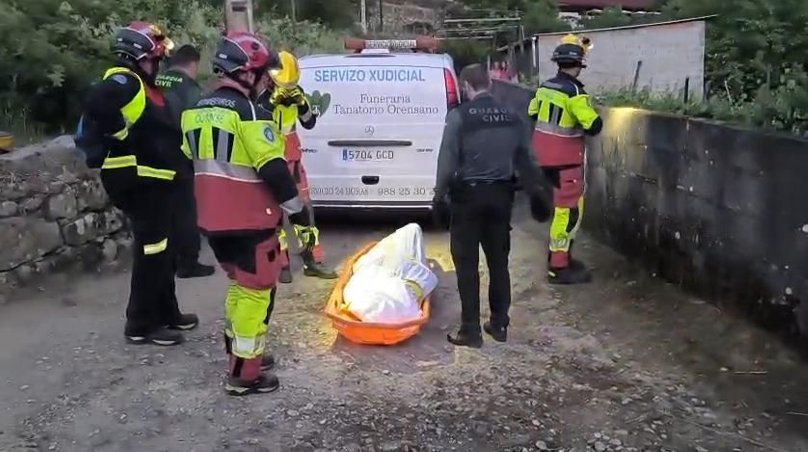 El cuerpo del fallecido siendo trasladado